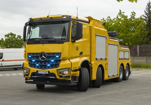 Nowy Mercedes-Benz Arocs 4153 dla MPK Poznań, jako pojazd uprzywilejowany