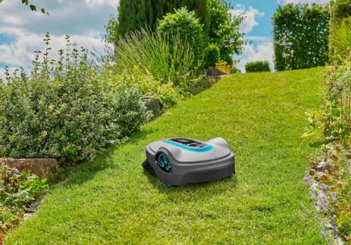 Sam kosi, sam wraca, sam się chowa przed deszczem. Robot Gardena taniej na lato