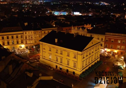 W samym centrum Lublina stoi stół z tajemniczym śladem dłoni. Legenda tłumaczy go w niezwykły sposób