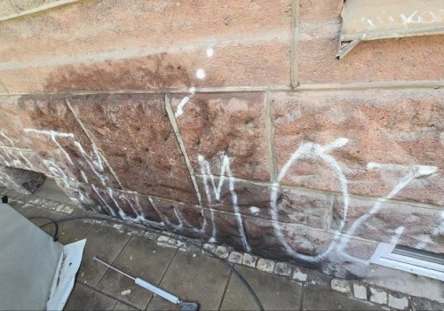 Warszawska kamienica została oczyszczona z graffiti. Konserwator jednak nie wyraził zgody na zastosowanie warstwy antyggrafitti. Wiemy dlaczego
