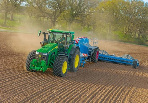 Nowości John Deere na rok 2027. Duże zmiany w serii 6M, 6R i 8R oraz nowe ładowacze czołowe