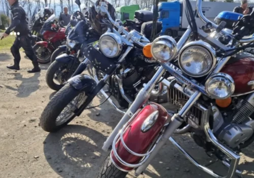Motoprzyjaciele z pomocą dla Matiego – Piknik Charytatywny na Bielańskiej w Legnicy