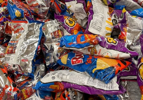 Gdzie wyrzucić opakowanie po chipsach? Jeden szczegół zmienia wszystko
