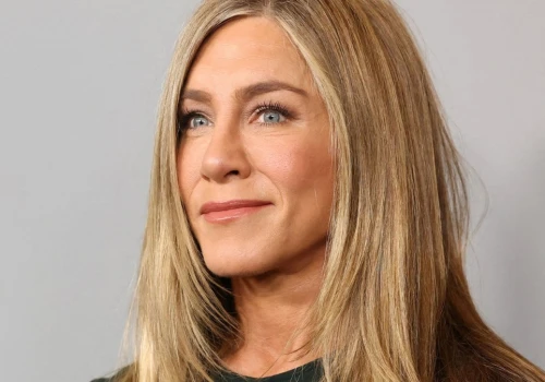 Jennifer Aniston zachwyca w sukience midi. Fason dobrze modeluje sylwetkę