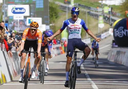 Media: Giulio Pellizzari na ten moment bez Tour de France i Vuelta a España