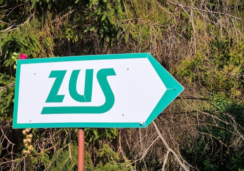 Miliony złotych po zmarłych leżą w ZUS. Zobacz jak odzyskać składki za bliskich, którzy zmarli w Polsce