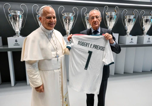 Prezes Realu Florentino Perez wręczył papieżowi koszulkę z jego imieniem