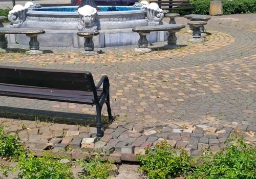 Kostka brukowa wokół fontanny do naprawy