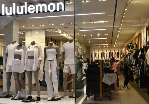 Lululemon tnie prognozy na kolejne miesiące