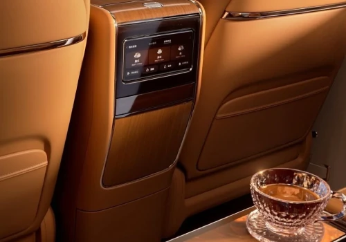 Maybach z Temu ma absurdalny gadżet. Pamiętaj o zabraniu filiżanki