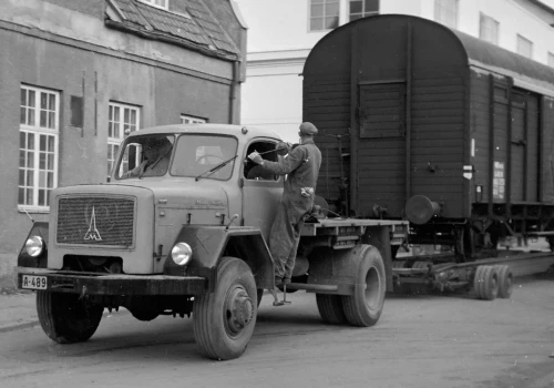 „Tory na tiry” 70 lat temu: ciężarówka dowoziła wagony na załadunek chleba w piekarni