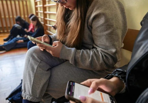 TikTok ratuje średnią? Uczniowie stawiają na fast-naukę. 