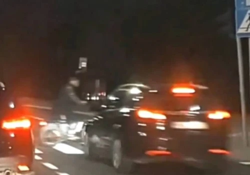 Wjechał w rowerzystę i uciekł. Był pod wpływem. Jest nagranie