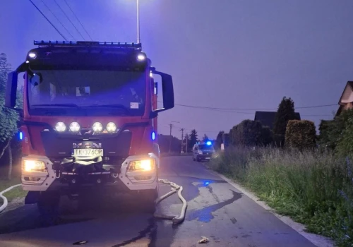 Pożar domu letniskowego. Nocna akcja strażaków