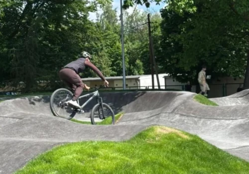 Pumptrack obok szkoły