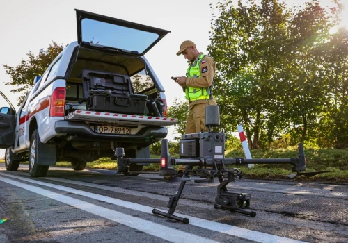 Nowe wozy dla strażackich grup dronowych. PSP szuka dostawcy