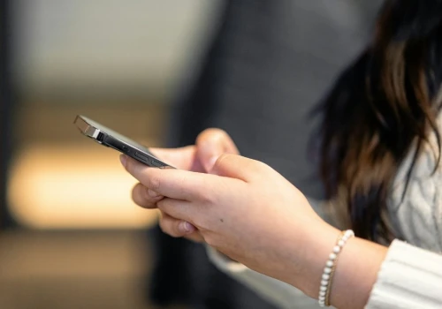 Zakaz smartfonów w szkołach. Takie kary czekają na uczniów