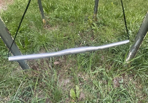 Naprawiał sąsiadce kierownicę od roweru. Zostawił część od roweru przy trzepaku. 
