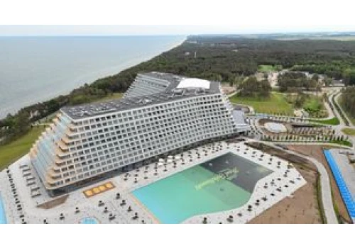 Brytyjczycy patrzą na Pobierowo. Tak piszą o hotelu gigancie