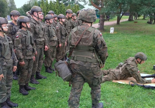 Szef MON zachęca do „Wakacji z wojskiem”. Uczestnicy dostaną wynagrodzenie