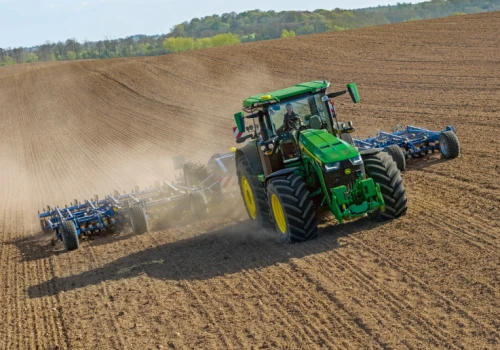 Nowa odsłona ciągników John Deere serii 8R, 8RT i 8RX o mniejszej mocy