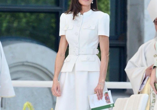 Królowa Letizia zachwyciła w białej sukience. Podobne modele znalazłyśmy w popularnych sieciówkach