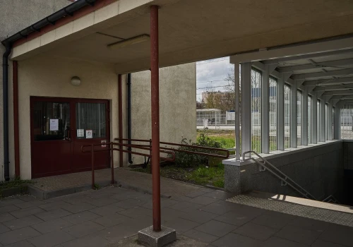 Kopnął kobietę w głowę. 41-latek złożył kuriozalne wyjaśnienia