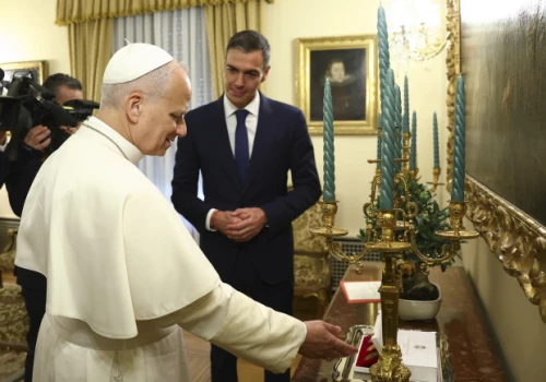 Leon XIV w Hiszpani: Dlaczego papież pomaga socjalistycznemu rządowi Pedro Sancheza?