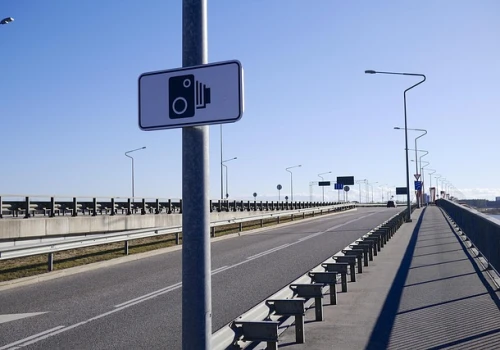Fotoradary złapały więcej kierowców. Mandatów przybywa, ale system ma lukę