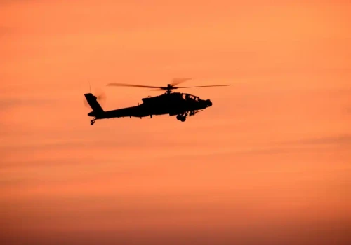 Śmigłowiec bojowy zestrzelony, irańskie porty znów bombardowane. Ceny ropy rosną, obie strony obiecują odwet