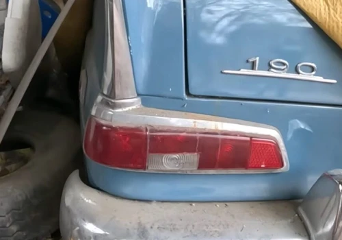 Ten Mercedes W110 uniknął złomowania. Stał 20 lat w stodole przeznaczonej do rozbiórki