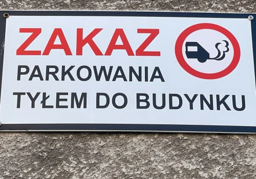 Czy zakaz parkowania tyłem do budynku to naprawdę zakaz, czy tylko prośba?