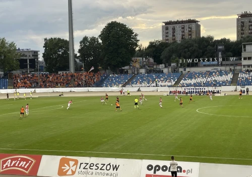 Resovia zdecydowanie lepsza od KSZO. Druga liga nie dla Ostrowca