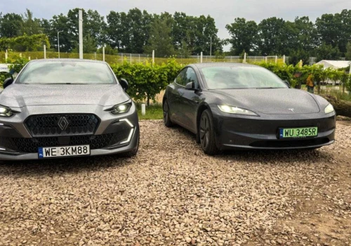 Nowe Renault Clio 6 Full Hybrid kontra Tesla Model 3. Postawiliśmy przeciwko sobie dwa światy motoryzacji