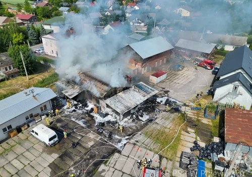 Kłęby dymu widoczne z wielu kilometrów. Podsumowanie gwałtownego pożaru