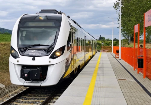 Pierwszy pociąg pasażerski na nowym odcinku trasy do Srebrnej Góry (zdjęcia)