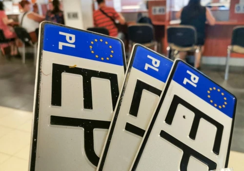 Nie trzeba już odkręcać tablic. Dziś weszły nowe przepisy