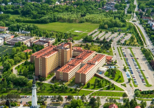 Alarm bombowy w Szpitalu Wojewódzkim. Na miejscu wszystkie służby