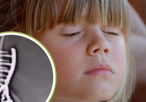 Czeszesz tak córkę? Uważaj! Ta fryzura w aucie może być niebezpieczna