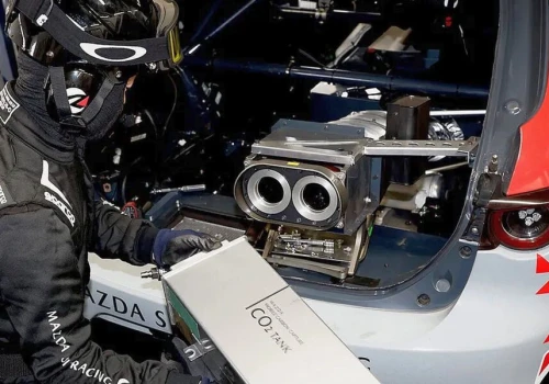 Tak Mazda wyłapuje dwutlenek węgla z wydechu. Prototypowe auto właśnie ukończyło 24-godzinny wyścig