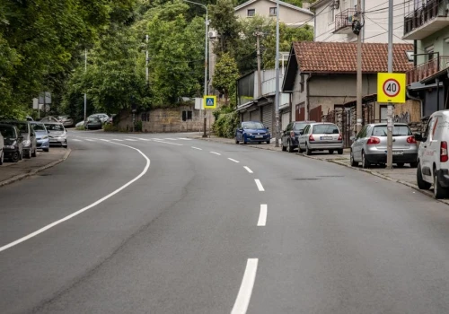 Bielskie drogi w praktyce: znaki, pasy ruchu i zasady bezpieczeństwa na wymagających trasach