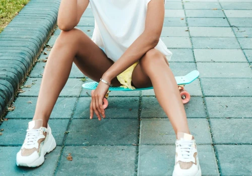 Sneakersy Asics teraz na wyprzedaży w eobuwie. Podobny model od Adidas na CCC