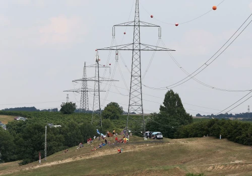 Po co są kule na liniach wysokiego napięcia? To nie żadna ozdoba. Odgrywają ważną rolę
