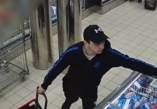 Nabrał pełen koszyk i minął kasy bez płacenia. Szuka go olsztyńska policja