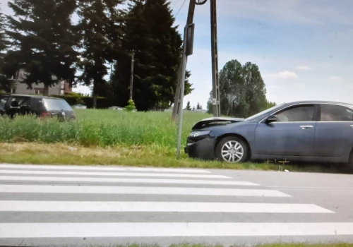 Zderzenie Hondy i Volkswagena w Żernikach. Trzy osoby trafiły do szpitala