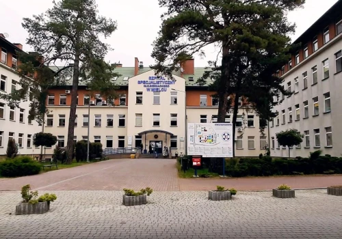 Burza wokół konsolidacji szpitala w Mielcu z USK w Rzeszowie. Radni zamknęli się przed protestującymi