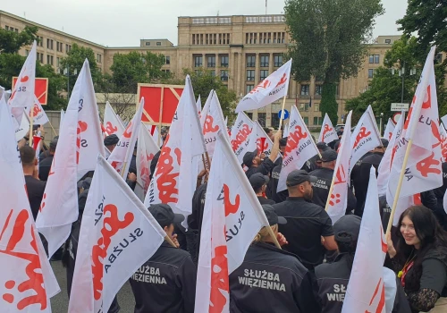 Nie chcą zmian w „mieszkaniówce”. Więziennicy protestują przed resortem finansów