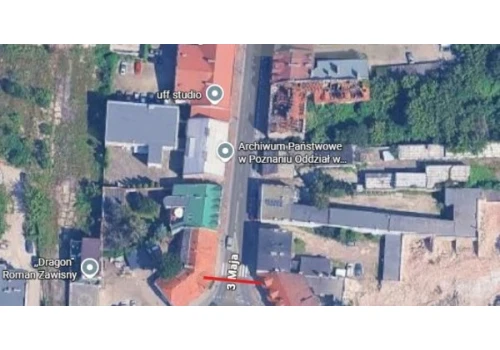 Ulica 3 Maja zablokowana. Strażacy sprawdzają opuszczony budynek