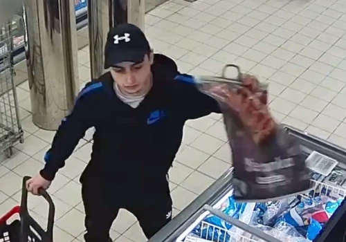Policja szuka młodzieńca z Biedronki w Olsztynie. Monitoring nagrał, co zrobił
