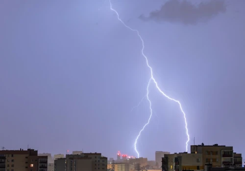 Nadciągają burze z gradem i silny wiatr. IMGW wydał alert dla 11 województw